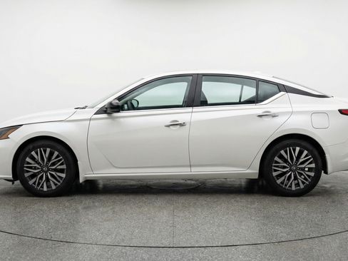 Used 2025 Nissan Altima 2.5 SV image 5