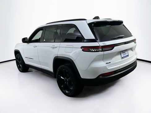 Used 2023 Jeep Grand Cherokee Altitude image 7