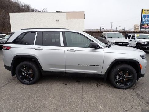 New 2025 Jeep Grand Cherokee Limited w/ Black Appearance Package image 8