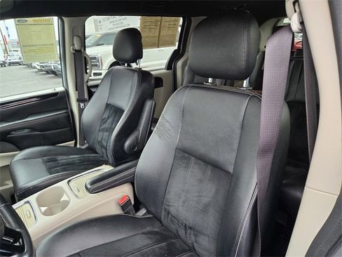 Used 2017 Dodge Grand Caravan SXT image 12