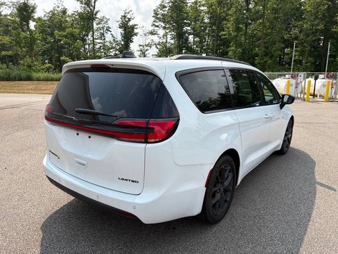 Used 2025 Chrysler Pacifica Limited FWD image 4