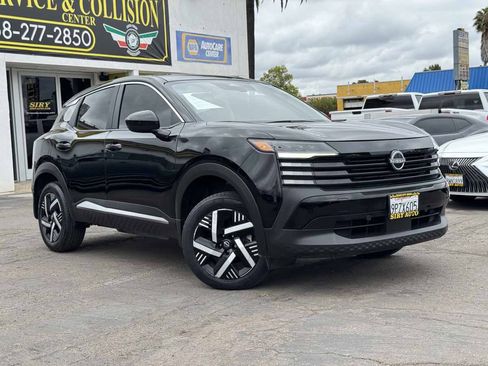 Used 2025 Nissan Kicks SV w/ Illumination Package FWD image 2