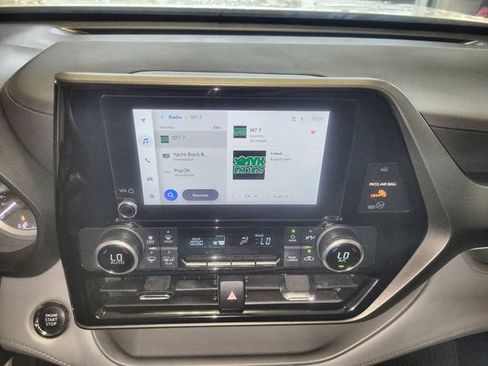 Used 2023 Toyota Highlander L FWD image 16