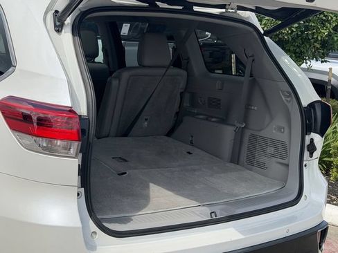 Used 2019 Toyota Highlander Limited Platinum FWD image 25