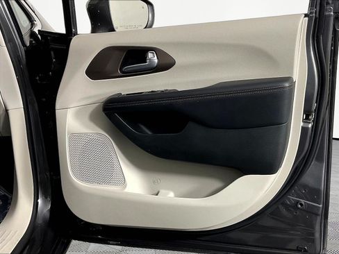 Used 2018 Chrysler Pacifica Touring-L Plus FWD image 28