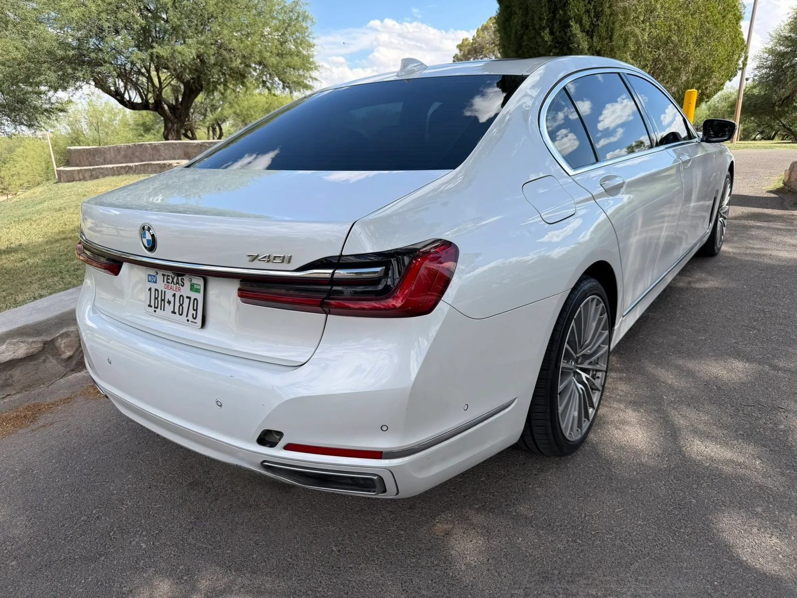 Used 2022 BMW 740i w/ Premium Package RWD image 5