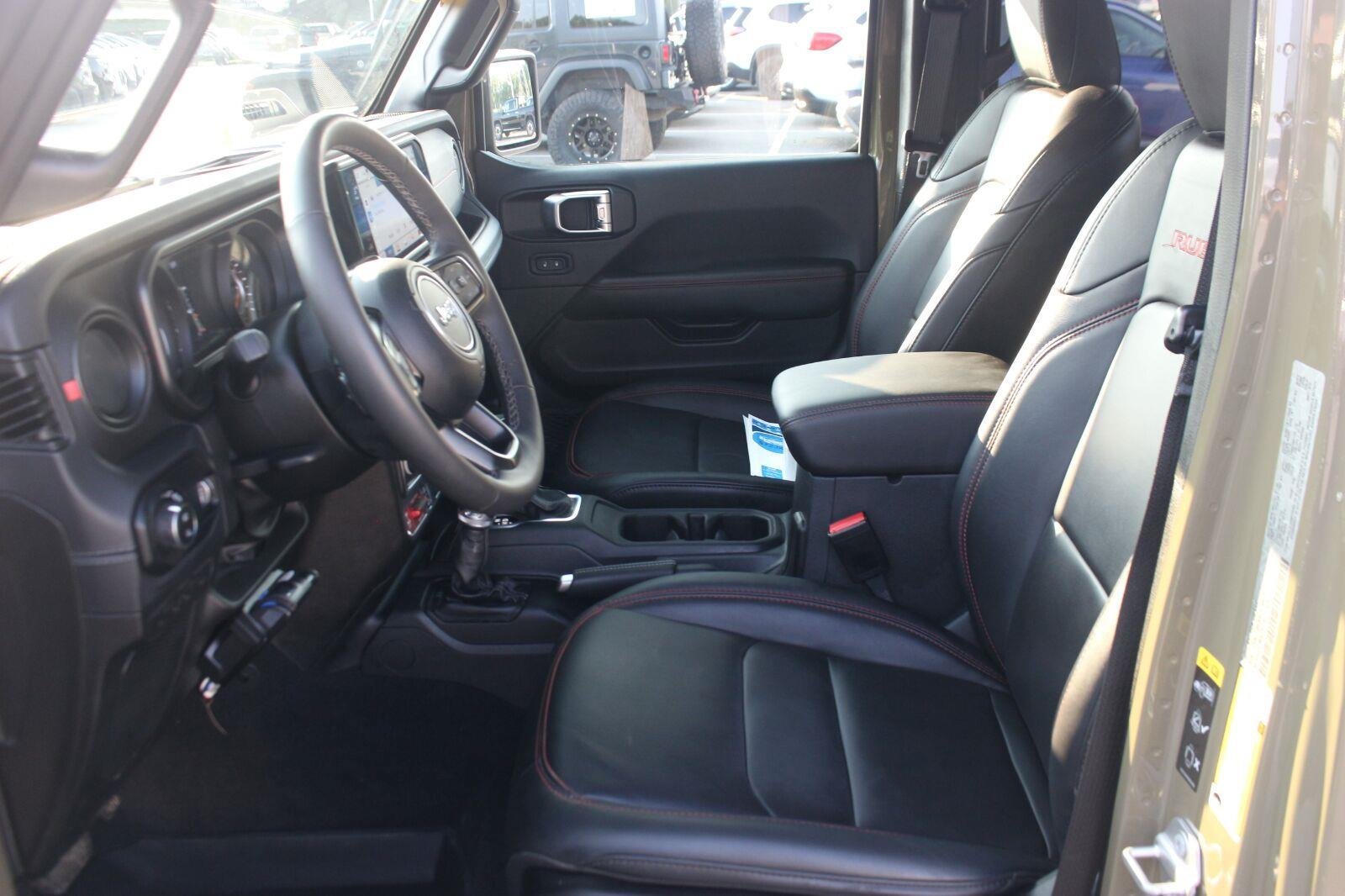 Used 2025 Jeep Gladiator Rubicon w/ Convenience Group AWD/4WD image 16