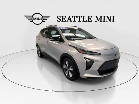Used 2022 Chevrolet Bolt EUV LT w/ Convenience Package FWD image 2