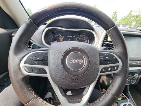 Used 2017 Jeep Cherokee Overland w/ Technology Group FWD image 30