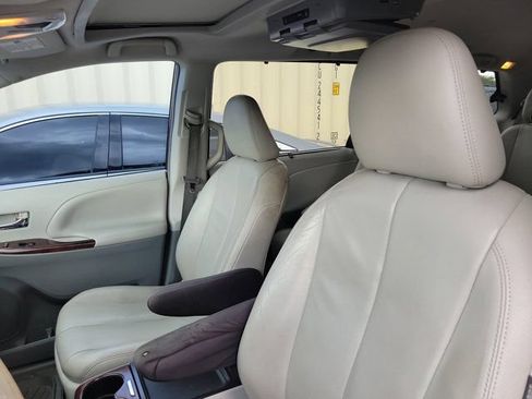 Used 2014 Toyota Sienna XLE FWD image 14