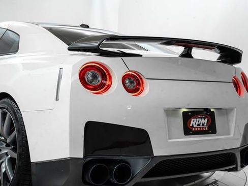 Used 2009 Nissan GT-R Premium image 11