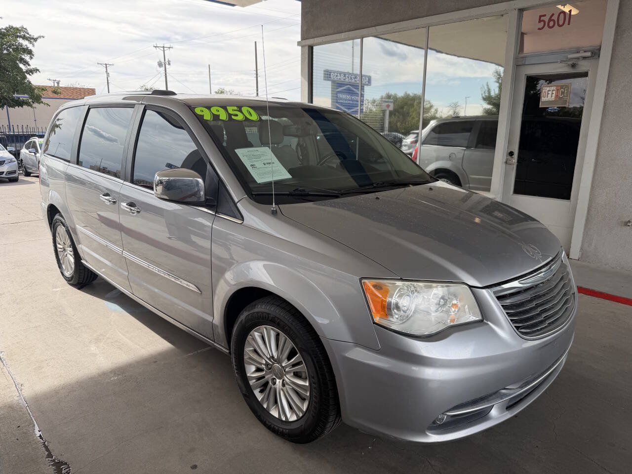 Used 2015 Chrysler Town & Country Limited Platinum w/ Trailer Tow Group FWD image 2