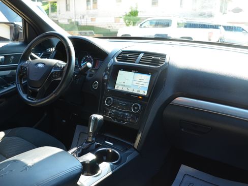 Used 2018 Ford Explorer XLT w/ Equipment Group 201A AWD/4WD image 38