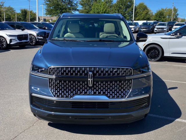 New 2027 Lincoln Navigator Reserve AWD/4WD image 2