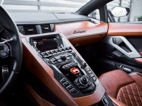 Used 2018 Lamborghini Aventador S image 64