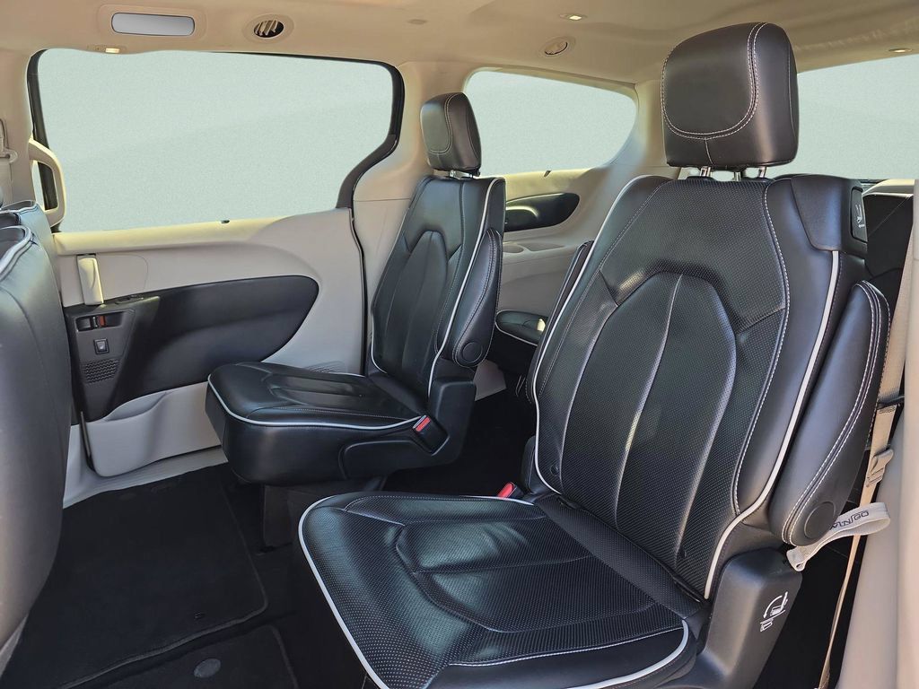 Used 2024 Chrysler Pacifica Limited FWD image 23