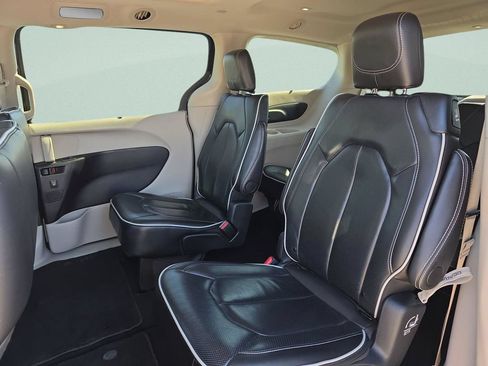 Used 2024 Chrysler Pacifica Limited FWD image 23