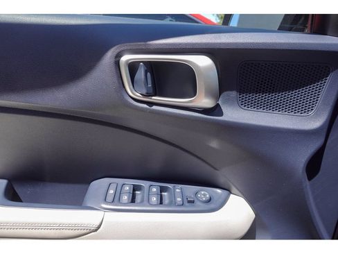 Used 2021 Hyundai Venue FWD image 11