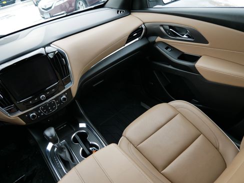 Used 2022 Chevrolet Traverse Premier image 11