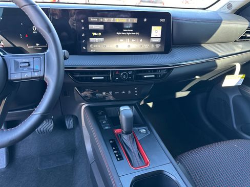 Used 2025 Nissan Kicks SR image 28