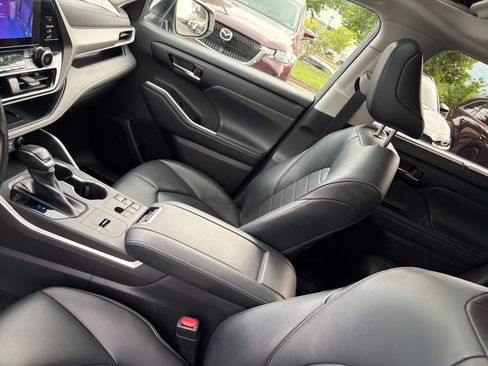 Used 2023 Toyota Highlander XLE FWD image 31
