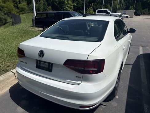 Used 2018 Volkswagen Jetta SE FWD image 7