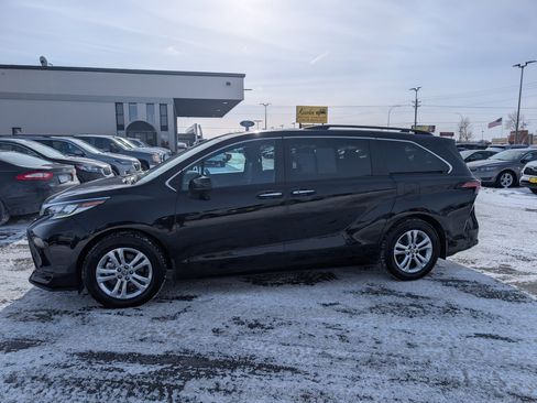 Used 2023 Toyota Sienna XSE image 5