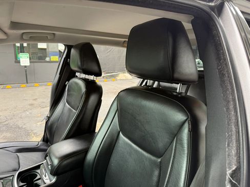 Used 2017 Chrysler 300 C image 11