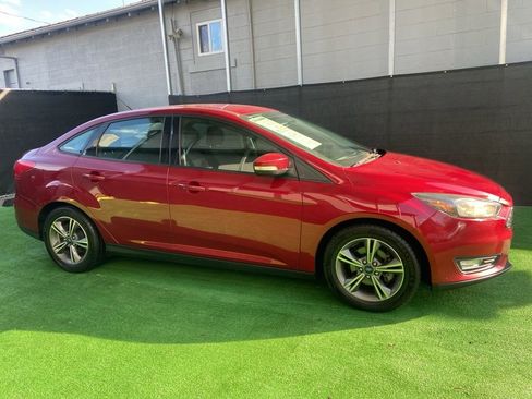 Used 2017 Ford Focus SE image 3