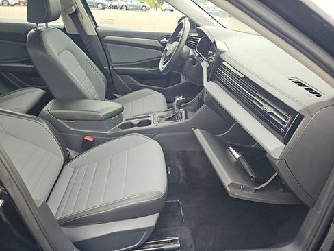 Used 2025 Volkswagen Jetta SE FWD image 12