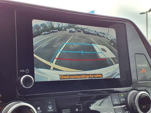 Used 2023 Toyota Highlander XLE AWD/4WD image 9