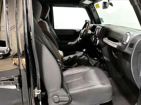 Used 2014 Jeep Wrangler Unlimited Sahara w/ Connectivity Group image 7