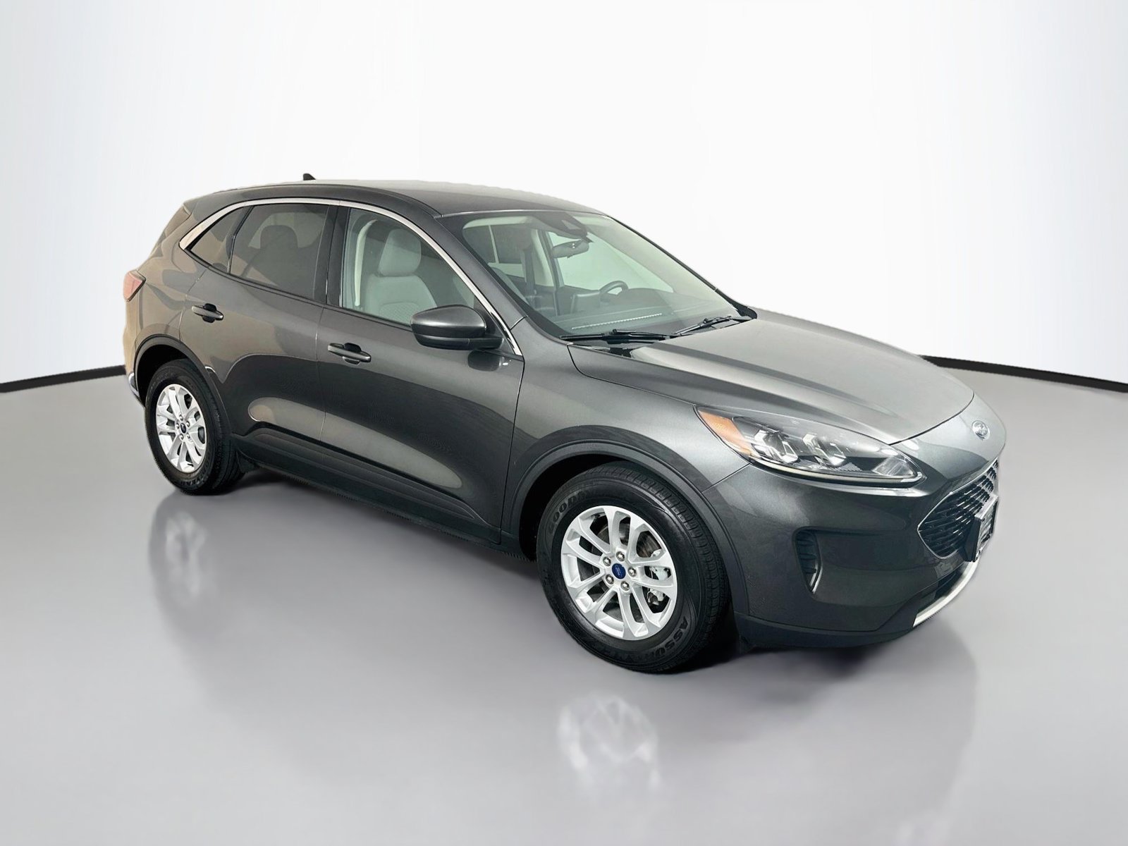 Used 2020 Ford Escape SE FWD image 1