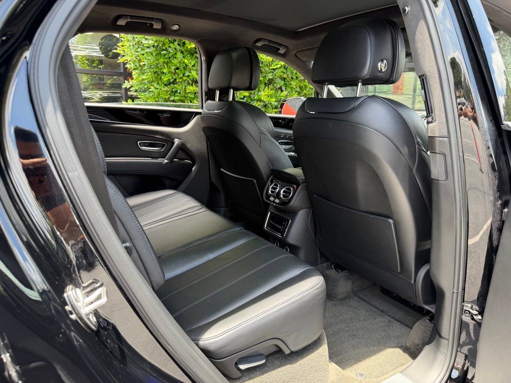 Used 2019 Bentley Bentayga AWD/4WD image 39