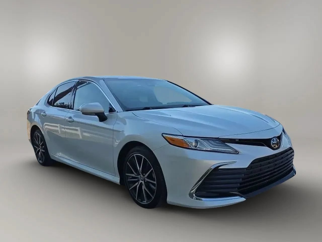 Used 2021 Toyota Camry XLE FWD image 3