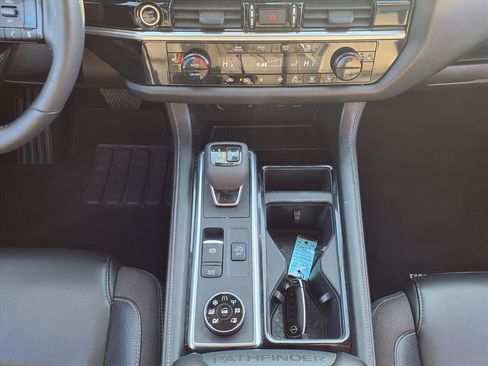 Used 2023 Nissan Pathfinder SL image 18