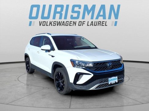 Used 2022 Volkswagen Taos SE image 1