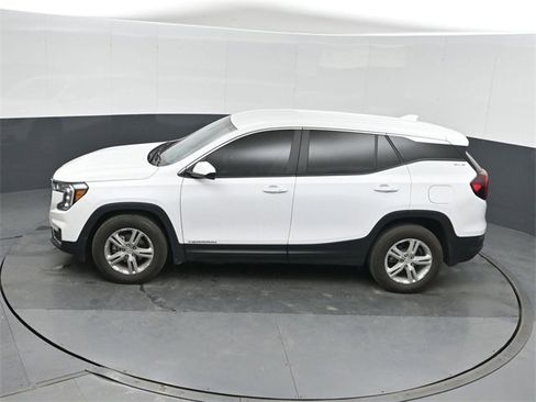 Used 2024 GMC Terrain SLE image 34