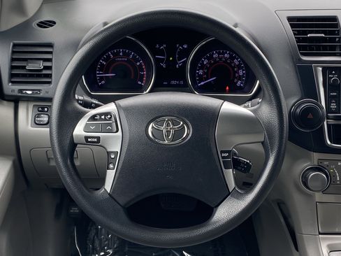 Used 2013 Toyota Highlander Plus FWD image 17
