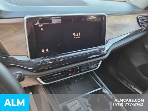 Used 2025 Volkswagen Atlas SE FWD image 17
