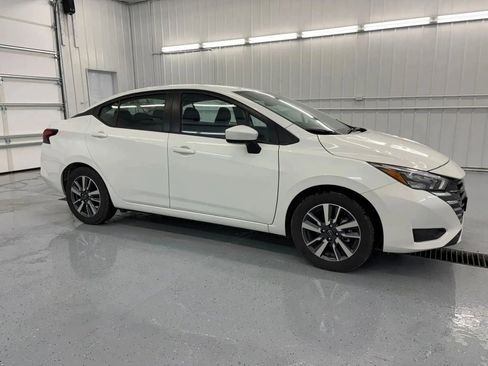 Used 2025 Nissan Versa SV FWD image 15