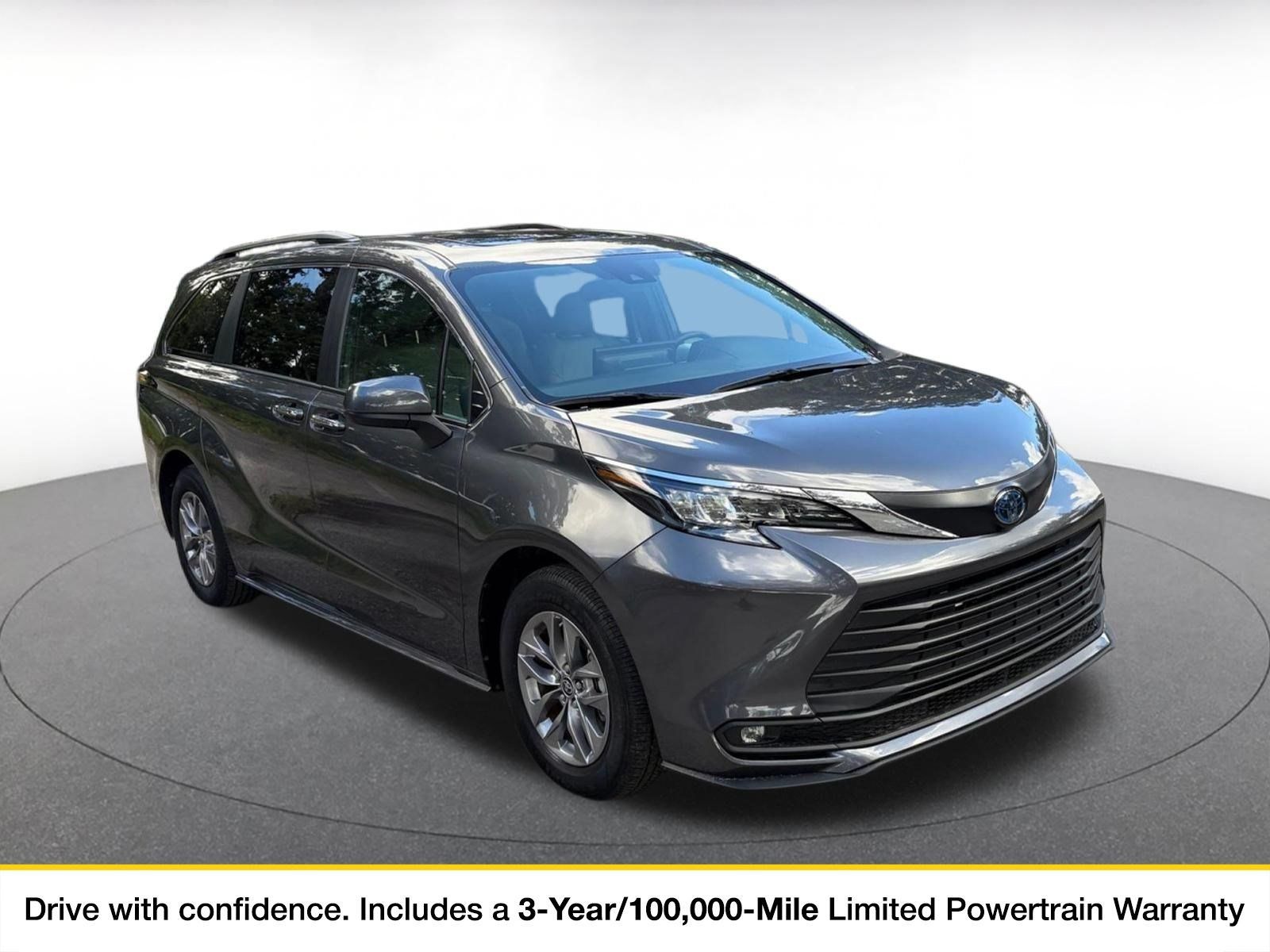 Used 2025 Toyota Sienna XLE FWD image 1