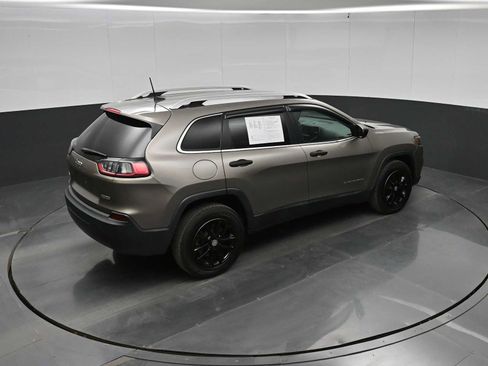 Used 2019 Jeep Cherokee Latitude Plus w/ Comfort/Convenience Group AWD/4WD image 30