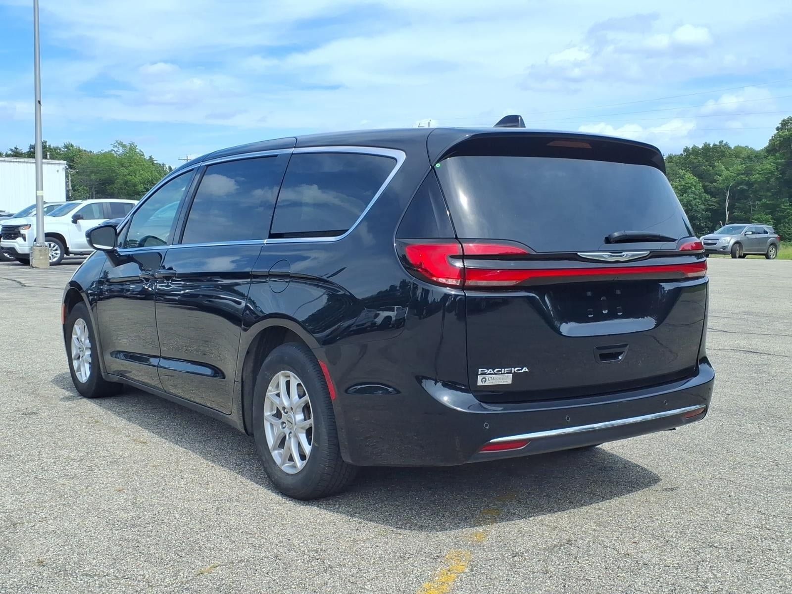 Used 2025 Chrysler Pacifica Select FWD image 13