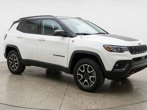 Used 2025 Jeep Compass Trailhawk image 1