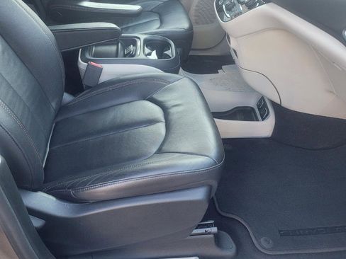 Used 2017 Chrysler Pacifica Touring-L w/ Tire & Wheel Group image 27