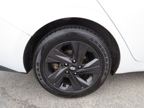 Used 2021 Hyundai Elantra SEL image 11