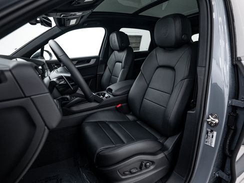 Certified 2026 Porsche Cayenne AWD/4WD image 5