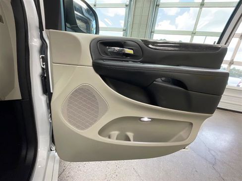 Used 2019 Dodge Grand Caravan SE w/ UConnect Hands-Free Group image 21