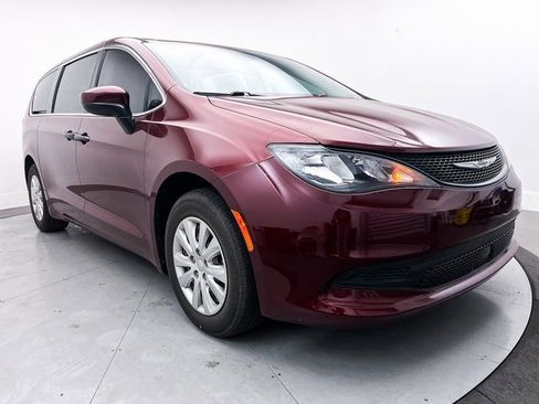 Used 2021 Chrysler Voyager L image 13